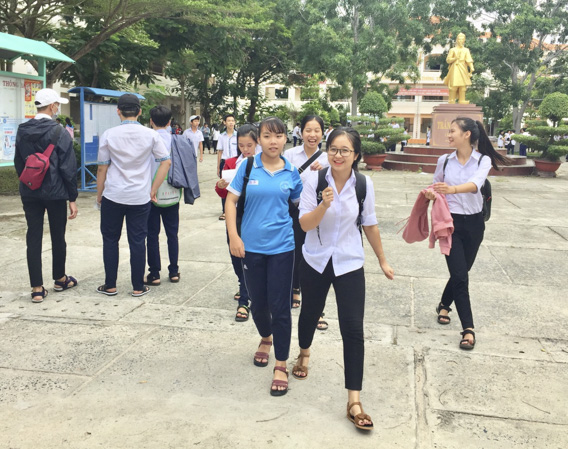Nhiều thí sinh bước ra khỏi phòng thi với nụ cười rạng rỡ khi hoàn thành cả 3 môn thi. Ảnh chụp tại Hội đồng thi Trường THPT Trần Hưng Đạo (xã Tân Hải, TX.Phú Mỹ). Ảnh: MINH NHÂN