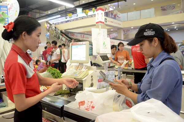Khách hàng thanh toán tiền mua hàng bằng thẻ ngân hàng tại Siêu thị Lotte Mart Vũng Tàu. Ảnh: ĐÔNG HIẾU