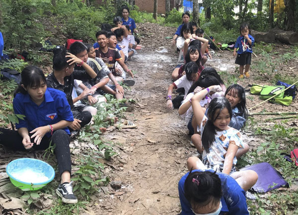 Trẻ em tham gia vui chơi ở một làng quê ở xã Kim Long (huyện Châu Đức).