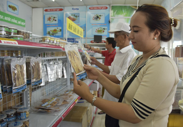 Du khách chọn đặc sản đóng gói tại Siêu thị hải sản Baseafood (ngã tư Nguyễn Thanh Đằng-Ngô Gia Tự, TP.Bà Rịa).