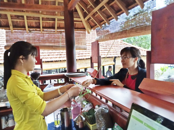 Khách hàng thanh toán tiền dịch vụ bàng tiền mặt tai nông trại Green Farm (huyện Châu Đức).