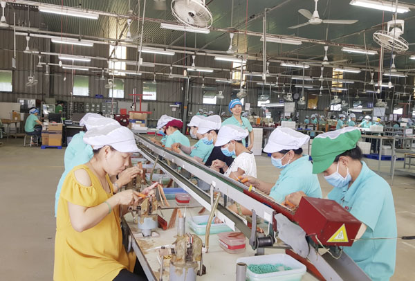 Người lao động, nhất là lao động nữ lo lắng trước đề xuất tăng tuổi nghỉ hưu.  Trong ảnh: Người lao động Công ty TNHH Tùng Sơn (huyện Châu Đức) trong giờ sản xuất.