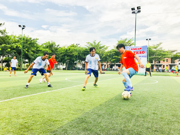 Một pha bóng trong trận Báo BR-VT gặp Báo Long An. Ảnh Quang Vũ.
