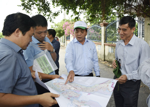 Ông Lê Tuấn Quốc, Phó Chủ tịch UBND tỉnh và đại diện các sở, TP.Vũng Tàu khảo sát khu đất dự kiến xây dựng bến xe Vũng Tàu mới (5ha, thuộc KP.4, phường 12, TP.Vũng Tàu). 
