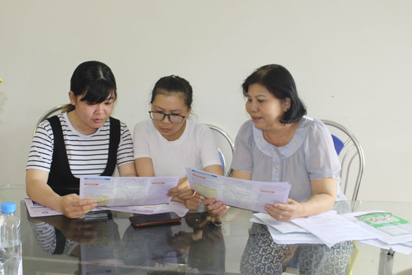 Mở rộng Đại lý thu BHXH đến các Hội, Đoàn thể là một trong những giải pháp phát triển đối tượng tham gia BHXH tự nguyện. Trong ảnh: Cán bộ Hội LHPN xã Phước Hưng, huyện Long Điền (bên trái) vận động hội viên tham gia BHXH tự nguyện.
