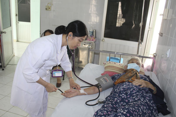 Người tham gia BHXH tự nguyên khi về già được cấp thẻ BHYT sẽ được hưởng chi phí khám chữa bệnh ở mức cao hơn so người tham gia BHYT hộ gia đình. Ảnh mang tính chất minh họa.