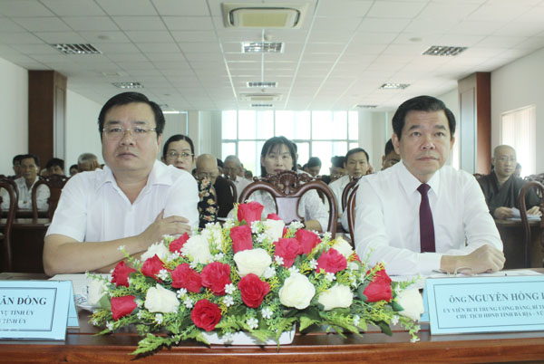 Các ông: Nguyễn Hồng Lĩnh, Ủy viên Trung ương Đảng, Bí thư Tỉnh ủy, Chủ tịch HĐND tỉnh; Nguyễn Văn Đồng, Ủy viên Ban Thường vụ, Trưởng Ban Dân vận Tỉnh ủy tham dự hội nghị.