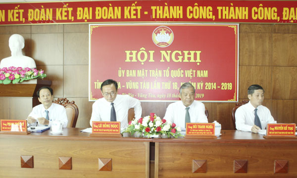 Các ông: Bùi Thanh Nghĩa, Ủy viên Ban Thường vụ Tỉnh ủy, Chủ tịch UBMTTQVN tỉnh; Lê Hồng Ngọc, Phạm Thế Mỹ và Nguyễn Kế Toại, Phó Chủ tịch UBMTTQVN tỉnh chủ trì hội nghị.