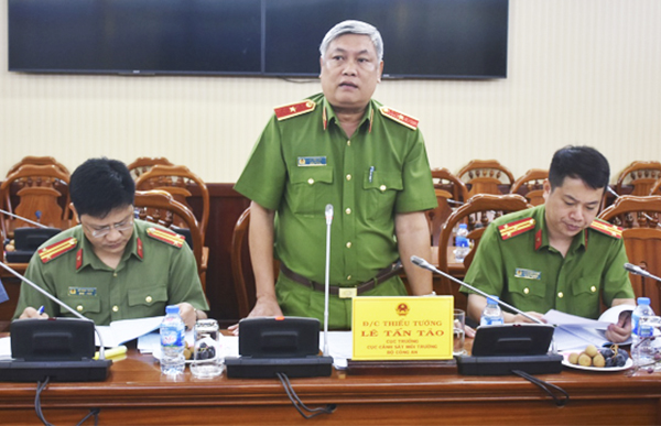 Thiếu tướng Lê Tấn Tảo, Cục trưởng Cục Cảnh sát môi trường (Bộ Công an),  Trưởng Đoàn làm việc với UBND tỉnh BR-VT về công tác phòng chống vi phạm pháp luật trong hoạt động khai thác tài nguyên, khoáng sản. 