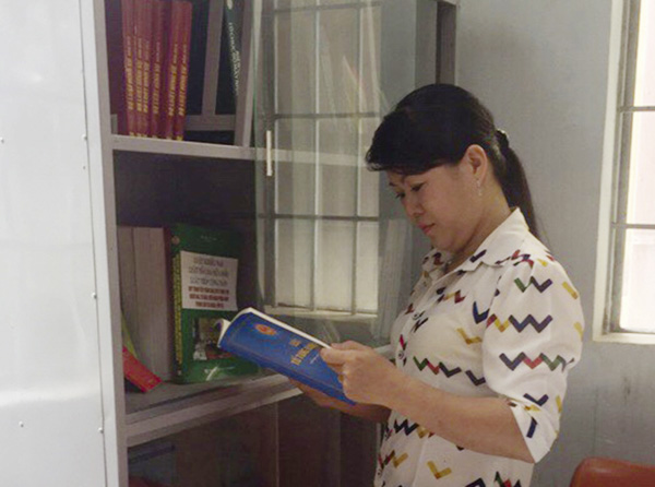 Công chức xã Sông Xoài (TX.Phú Mỹ) tra cứu thông tin ở TSPL.