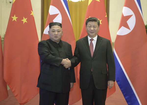 Tổng Bí thư, Chủ tịch Trung Quốc Tập Cận Bình (phải) và nhà lãnh đạo Triều Tiên Kim Jong-un.