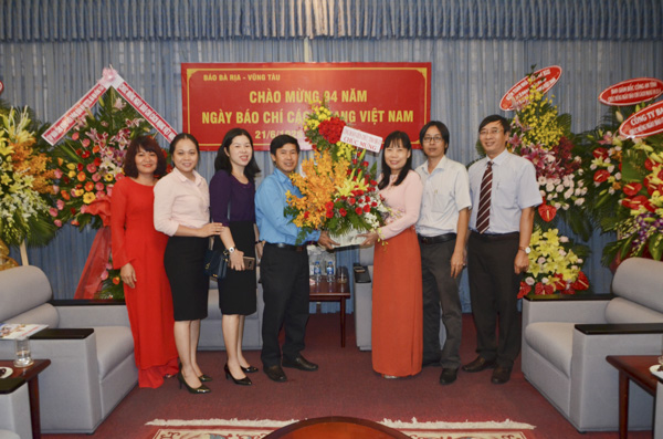 Đoàn lãnh đạo Công đoàn viên chức tỉnh tặng hoa, chúc mừng Báo Bà Rịa-Vũng Tàu.