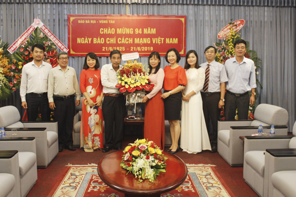 Đại diện Công ty Thoát nước và Phát triển đô thị tỉnh tặng hoa, chúc mừng Báo Bà Rịa-Vũng Tàu.