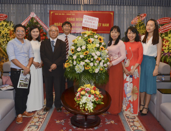 Đại diện Công ty CP Thanh Bình - Phú Mỹ tặng hoa, chúc mừng Báo Bà Rịa-Vũng Tàu. 