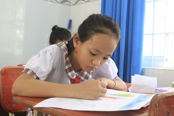 Học sinh khối tiểu học thi vẽ.