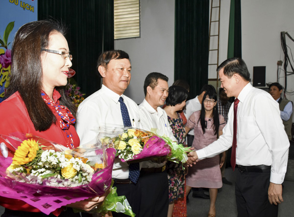 Ông Nguyễn Hồng Lĩnh, Ủy viên Trung ương Đảng, Bí thư Tỉnh ủy, Chủ tịch HĐND tỉnh  tặng hoa các nhà báo tại ngày hội báo chí đầu Xuân 2019. Ảnh: PHÚC LƯU