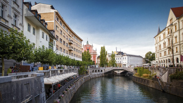 Sông Ljubljanica chảy qua thủ đô Ljubljana.
