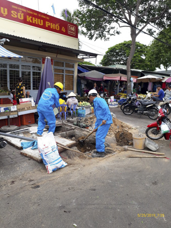 Công nhân Công ty TNHH SiGen thi công lắp đặt hố ga thu nước ngăn mùi, chống muỗi trên đường Nam Kỳ Khởi Nghĩa, TP.Vũng Tàu.