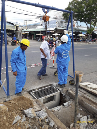 Công nhân Công ty TNHH SiGen thi công lắp đặt hố ga thu nước ngăn mùi, chống muỗi trên đường Nam Kỳ Khởi Nghĩa, TP.Vũng Tàu.