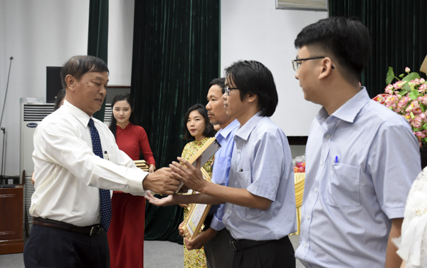 Ông Phan Đức Hiền, Chủ tịch Hội Nhà báo tỉnh trao giải cho các tác giả đạt giải Khuyến khích báo chí tỉnh năm 2019.