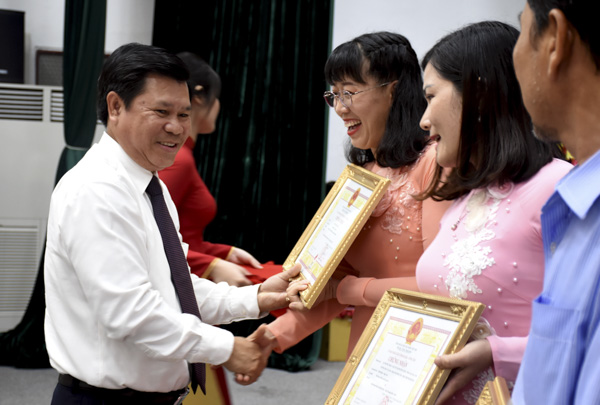 Ông Nguyễn Văn Xinh, Trưởng ban Tuyên giáo Tỉnh ủy trao giải cho các tác giả đạt giải Nhì báo chí tỉnh năm 2019.