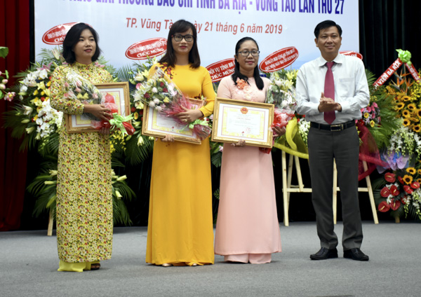 Ông Trần Văn Tuấn, Phó Chủ tịch UBND tỉnh trao giải cho các tác giả đạt giải Ba giải báo chí tỉnh năm 2019.