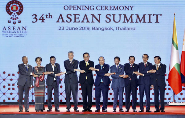 Thủ tướng Nguyễn Xuân Phúc và các nhà lãnh đạo ASEAN chụp ảnh chung.