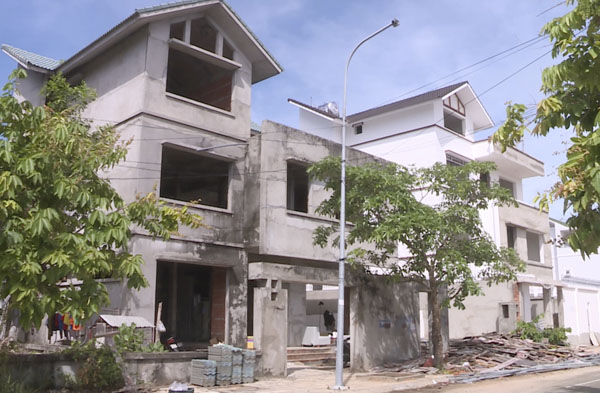 Một biệt thự đang xây dựng tại dự án Khu biệt thự Thanh Bình.