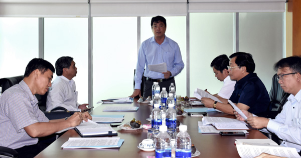 Ông Trần Đình Khoa, Ủy viên Ban Thường vụ Tỉnh Ủy, Phó Chủ tịch HĐND tỉnh chủ trì Tổ 2 thảo luận các vấn đề như: khó khăn trong đền bù, giải tỏa, phóng mặt bằng các công trình trọng điểm; tình trạng gia tăng các vụ xâm hại tình dục trẻ em…