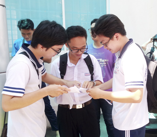 Thí sinh trao đổi về đề thi môn KHTN xong khi thi xong bên ngoài cổng điểm thi Trường THPT Đinh Tiên Hoàng (TP.Vũng Tàu). Ảnh: MINH THIÊN