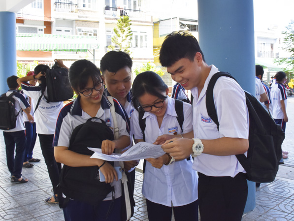 Nhiều thí sinh tại Điểm thi THCS Nguyễn Văn Linh (TP.Vũng Tàu) có tâm trạng thoải mái vì đã hoàn thành kỳ thi THPT quốc gia. Ảnh: MINH THIÊN