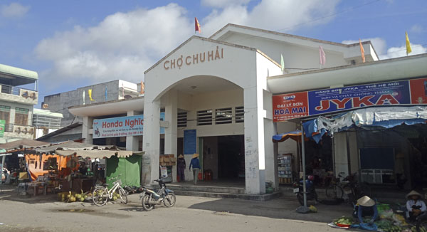 Chợ Chu Hải thưa vắng người mua, kẻ bán. 