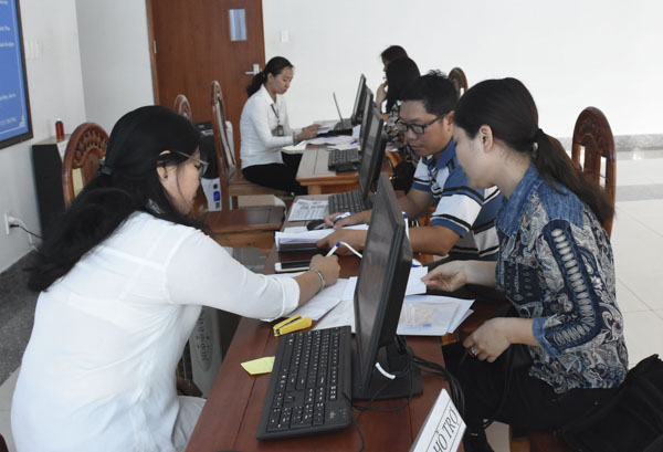 Người dân làm thủ tục quyết toán thuế tại Cục Thuế tỉnh. Ảnh: PHAN HÀ