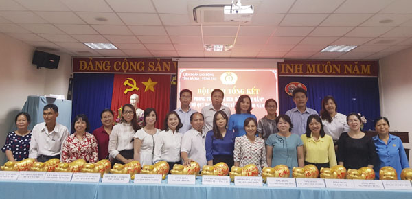 Đại diện LĐLĐ tỉnh và cán bộ công đoàn cấp trên trực tiếp cơ sở thực hiện thủ tục khui heo đất.