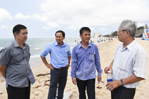 Thanh tra Sở Du lịch kiểm tra vệ sinh môi trường tại bãi tắm công cộng xã Bưng Riềng, huyện Xuyên Mộc.