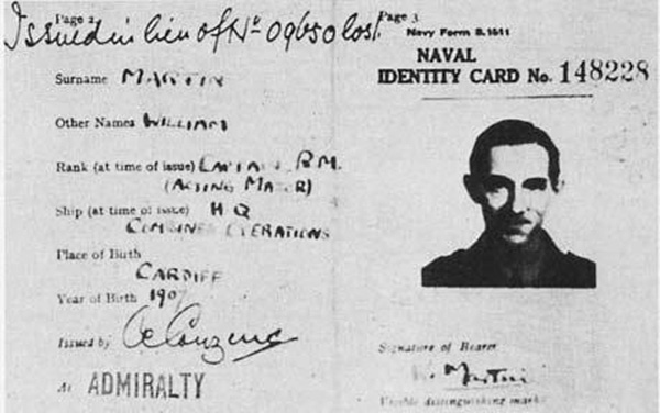 Chứng minh thư sĩ quan của “đại úy Martin”.