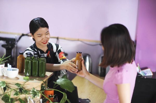 Khách mua nước ép Detox tại Quán Mình (số 9k, Ngô Đức Kế, TP.Vũng Tàu).