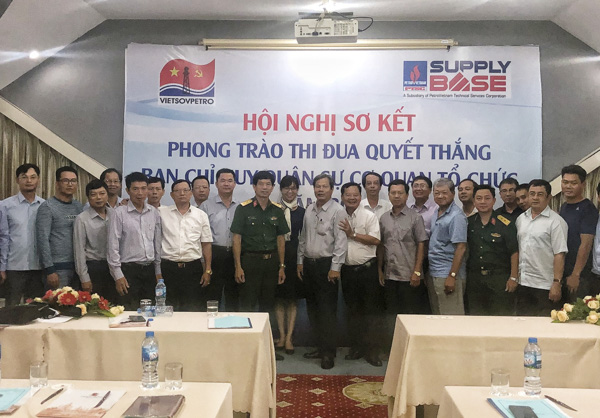 Các đại biểu Cụm thi đua số 3 Ban CHQS cơ quan, tổ chức Trung ương đóng trên địa bàn tỉnh BR-VT chụp ảnh lưu niệm tại hội nghị. 