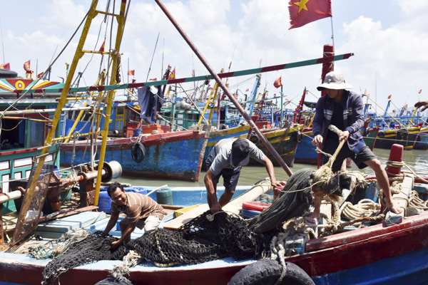 Đến ngày 1/4/2020, tàu cá không lắp đặt thiết bị giám sát hành trình sẽ không được ra khơi. Trong ảnh: Ngư dân làm việc trên tàu cá tại Cảng cá Phước Tỉnh (huyện Long Điền). Ảnh: QUANG VINH