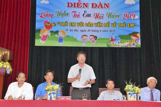 Ông Trần Đình Khoa, Uỷ viên Ban Thường vụ Tỉnh ủy, Phó Chủ tịch HĐND tỉnh giải đáp các vấn đề HS nêu lên.