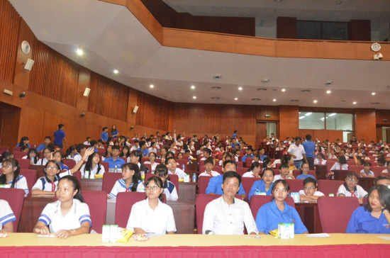 Đông đảo HS tham dự diễn đàn “Lắng nghe trẻ em nói”.