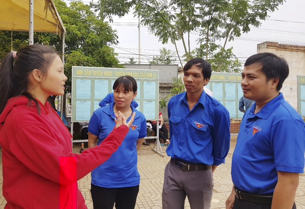 ĐVTN huyện Châu Đức tham gia hỗ trợ tại phiên giao dịch việc làm.
