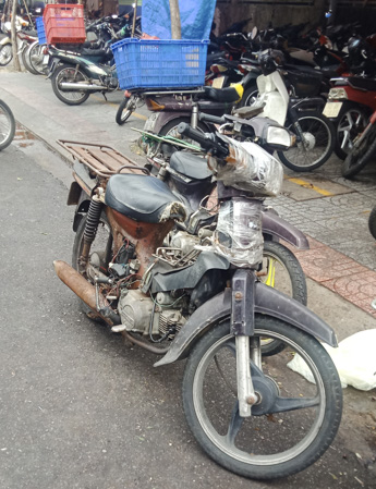 Một chiếc xe “mù” dùng để chở hàng tại chợ Vũng Tàu.