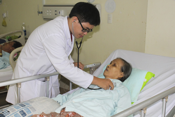Người có BHYT được bảo đảm đầy đủ quyền lợi khi khám, chữa bệnh.  Trong ảnh: Bác sĩ Bệnh viện Bà Rịa khám cho bệnh nhân. Ảnh: HỒNG PHƯƠNG