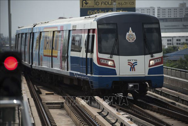 Tàu hỏa di chuyển tại Bangkok, Thái Lan. (Nguồn TTXVN)