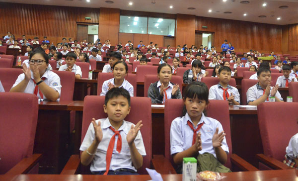 Đông HS tham gia “Diễn đàn lắng nghe trẻ em nói”.