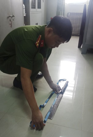 Cơ quan công an thu giữ con dao gây án tại hiện trường.