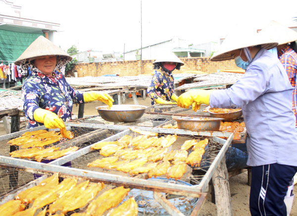 Sản xuất cá khô tại hộ gia đình ông Hồ Trường Thành (ấp Phước Điền, thị trấn Phước Hải). Ảnh: VÂN ANH
