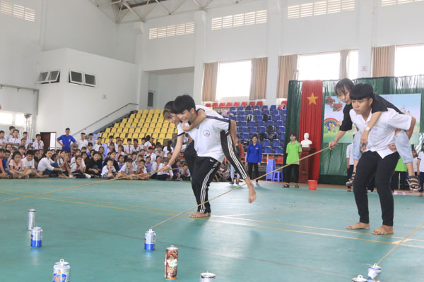 Các em thiếu nhi tham gia trò chơi “câu cá” tại trại hè.