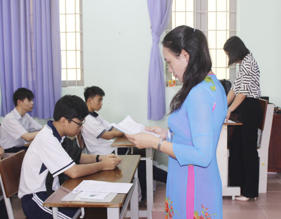 Giám thị tại điểm thi Trường THPT Vũng Tàu (TP. Vũng Tàu) phổ biến quy chế thi cho thí sinh. Ảnh: KHÁNH CHI